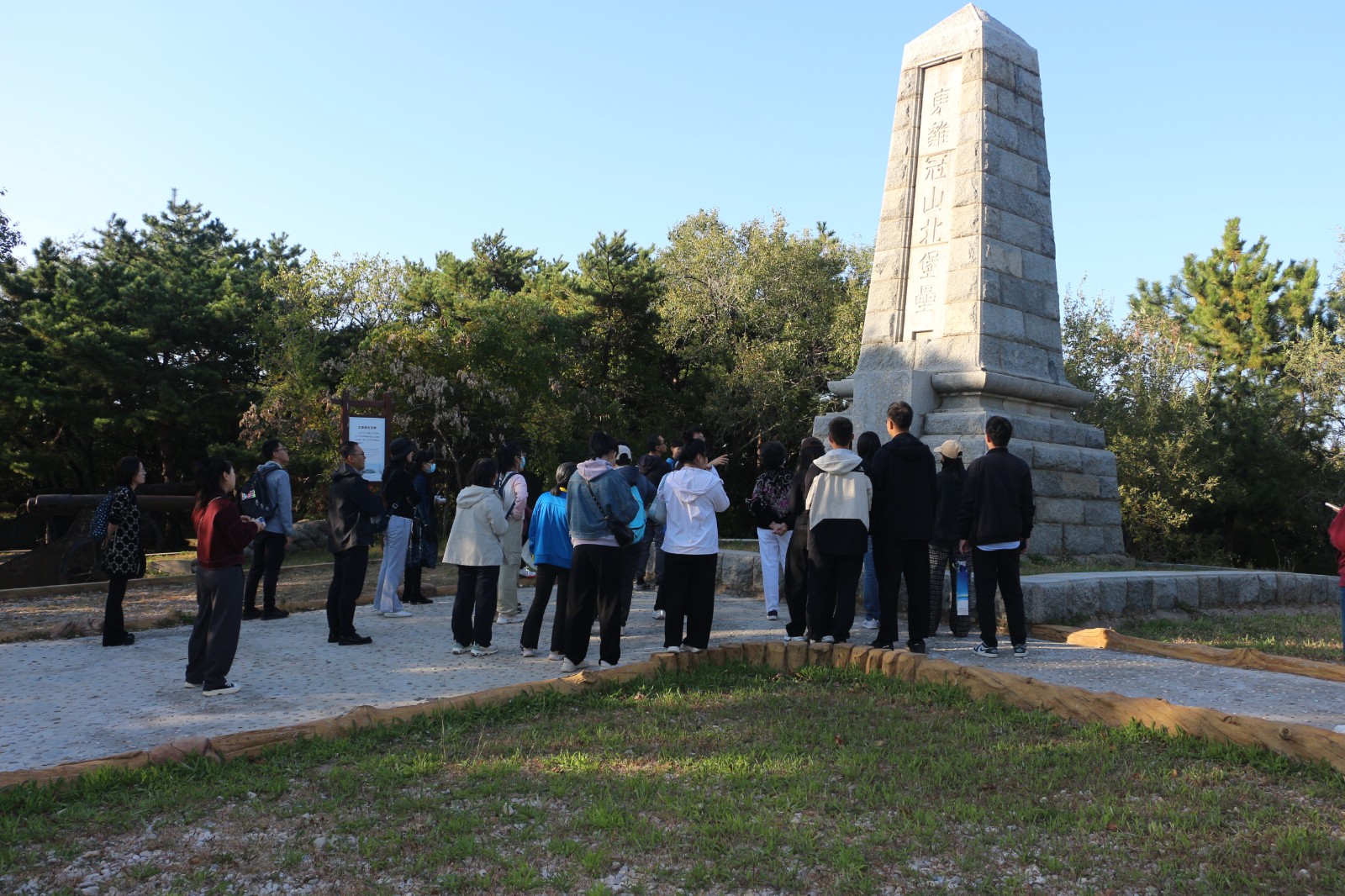 1729048410920754.jpg 东鸡冠山参观.jpg